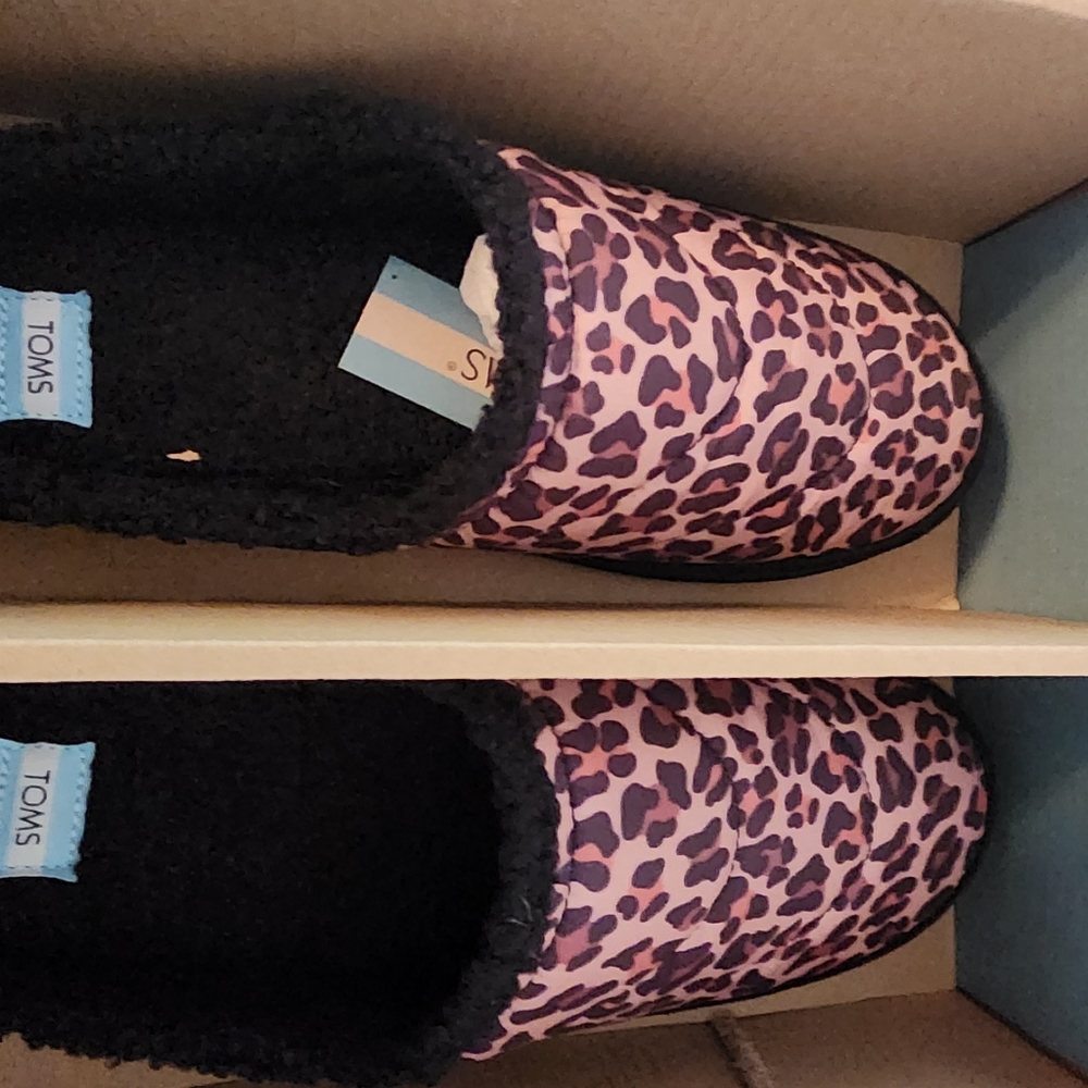 Toms leopard faux fur slippers